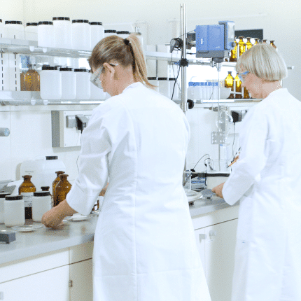 Laborarbeiten im Unternehmen Mann & Schröder GmbH
