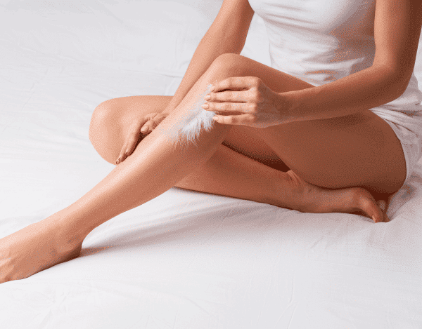 Frau mit trockener und schuppiger Haut an den Beinen