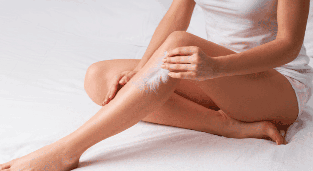 Frau mit trockener und schuppiger Haut an den Beinen